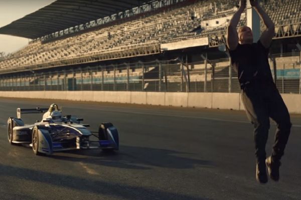 Salto brutale: Formula 1 se zaletela na njega, a on je izbegao kao mega car! (VIDEO)