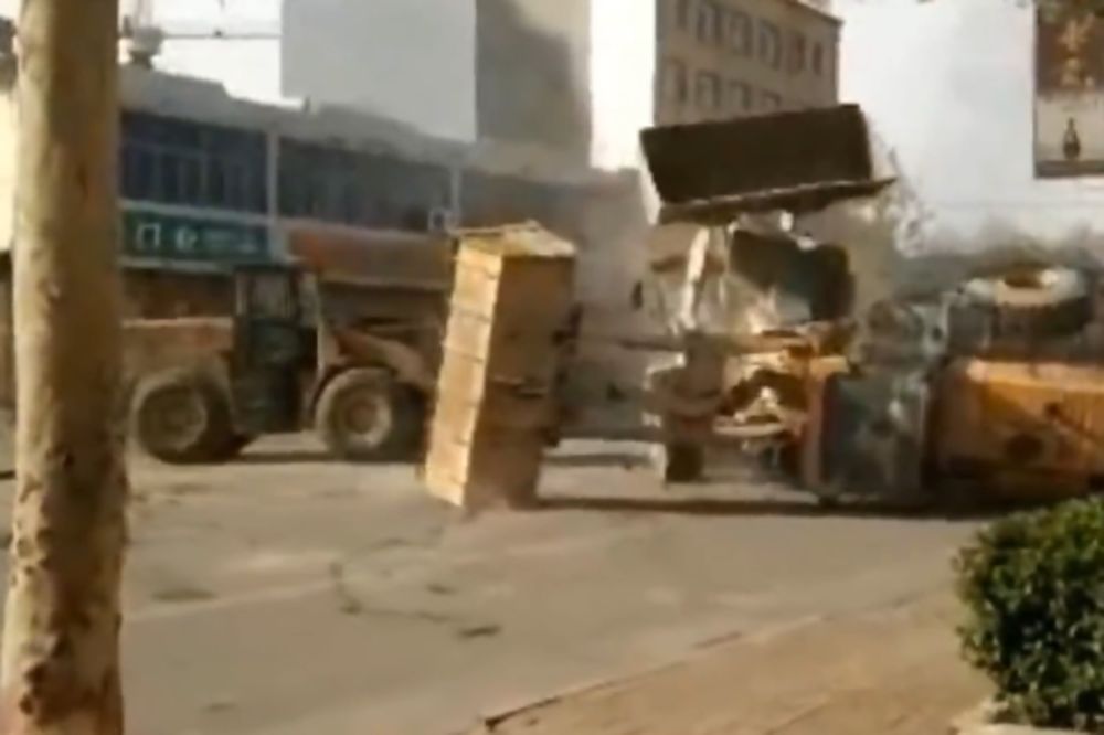 Utripovali da su transformersi: Ovako izgleda borba buldožera! (VIDEO)