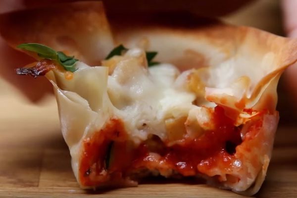 Zvuči čudno, ali je savršeno: Najukusnije korpice od tikvice, sira i kobasica (RECEPT) (VIDEO)