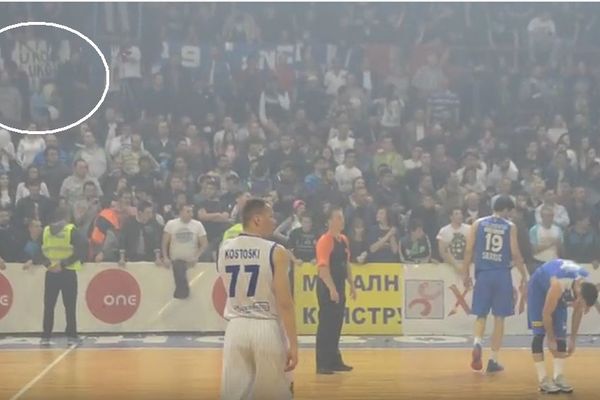 Navijači Kumanova sahranili srpskog košarkaša na utakmici! (VIDEO)