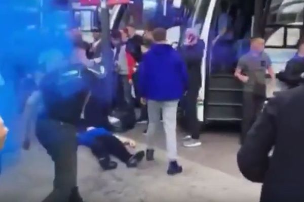 Brutalna tuča engleskih huligana: Navijač Evertona ostao nepomično da leži na trotoaru! (VIDEO)