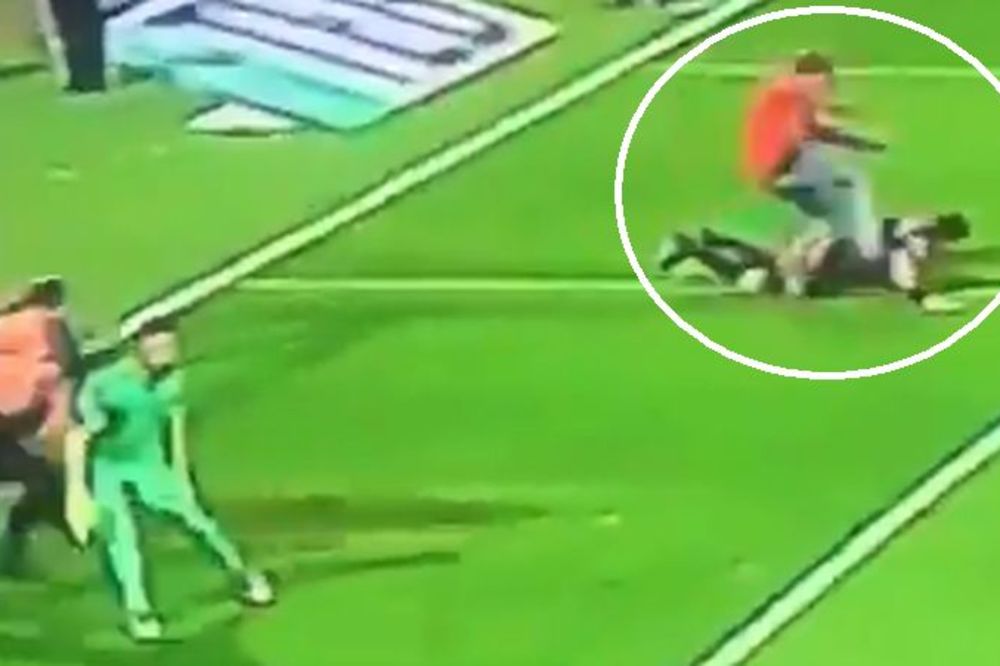 Nestvarne scene u Turskoj: Navijač tuče sudiju pored gola, golman brani i ne zna šta se dešava! (VIDEO)