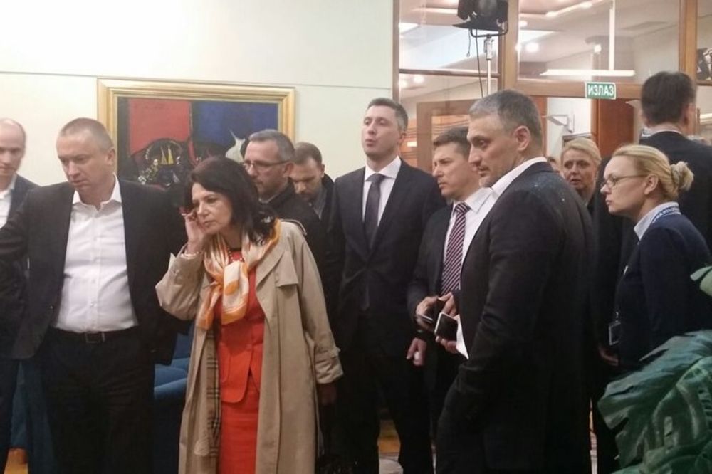 Lideri srpske opozicije ušli u RIK u gluvo doba noći: Nećemo dozvoliti krađu!