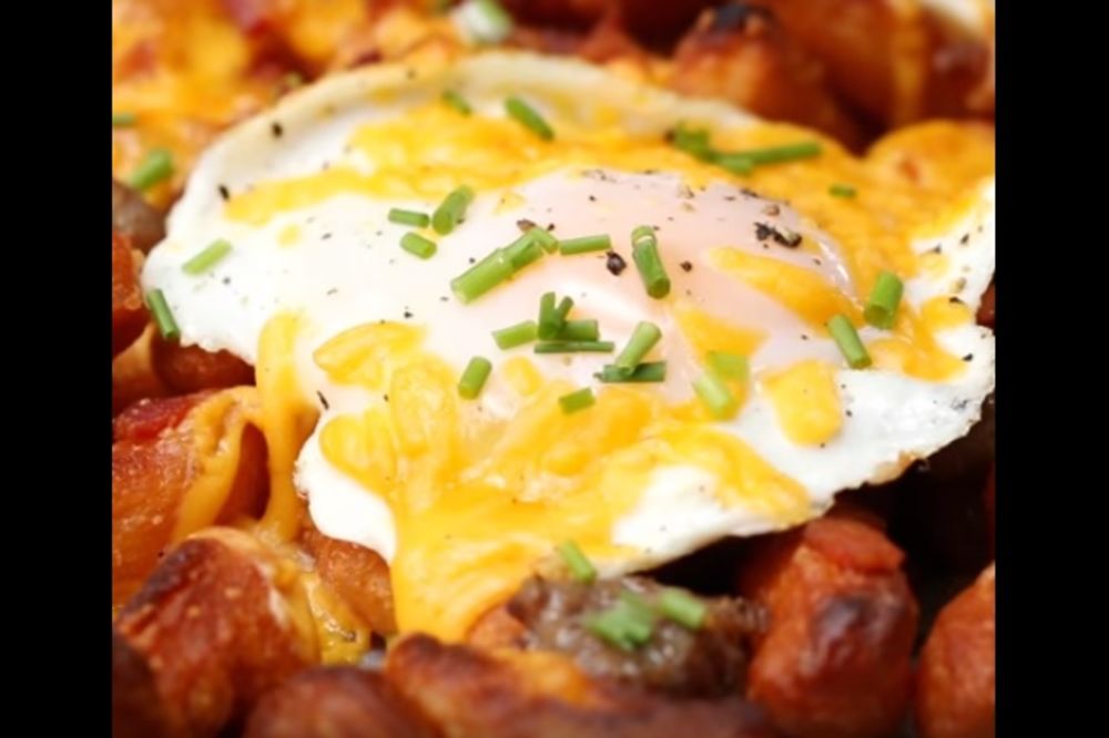 Ovo je omiljeno američko jelo: Jaja s hrskavom slaninom i grejvi sosom (RECEPT) (VIDEO)