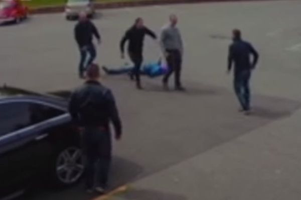 Brutalno ih gazili i šutirali nogom u glavu: Ovo je necenzurisani snimak napada na čelnika Partizana! (VIDEO)