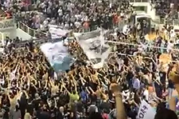 PAOK osvojio titulu, a njegovi navijači zapalili baklje i uleteli na teren! (VIDEO)