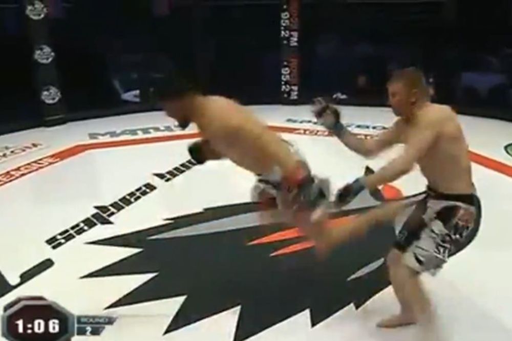 Ko zna na šta mu liči jetra: MMA borac izveo dupli udarac nogom iz okreta u stomak protivnika! (VIDEO)