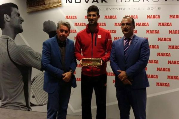 Pokušaj da se iskupe: Španci na Uskrs dali Novaku nagradu za najboljeg sportistu! (FOTO)