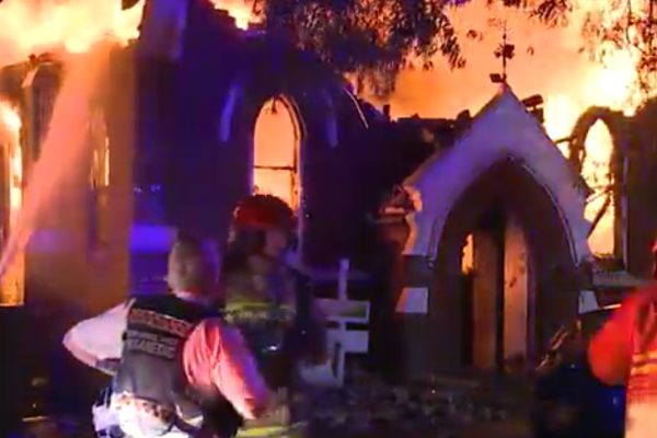 Šta se dešava?! Još dve pravoslavne crkve u plamenu, ima povređenih (VIDEO)