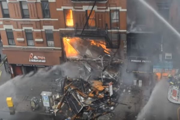 Njujorčanka prošla pored srpske crkve koja je izgorela do temelja: Ove suze nikada neće zaboraviti (VIDEO)