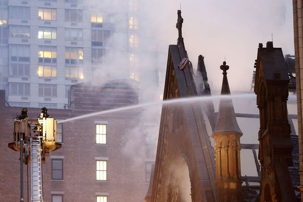 Njujorškim vatrogascima je požar u srpskoj crkvi sumnjiv! (FOTO)