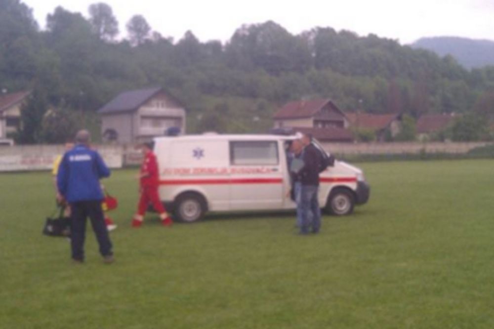 Ceo tim razjarenih bosanskih fudbalera surovo pretukao sudiju i naneo mu teške povrede! (FOTO)