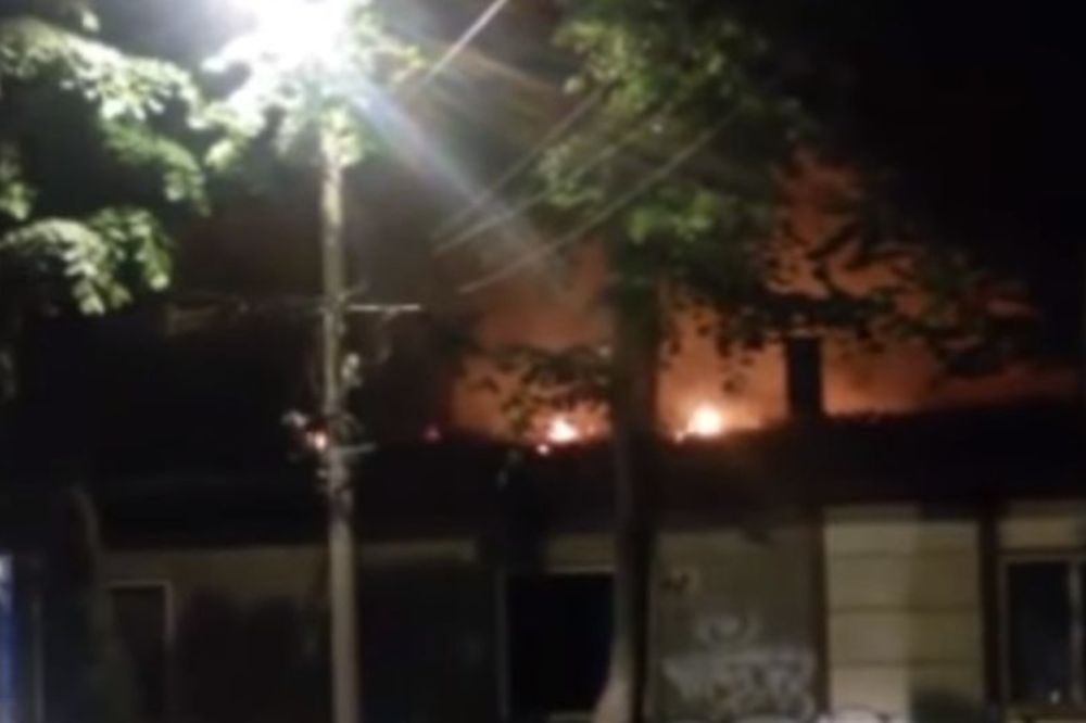 Požar u zgradi na Kosančićevom vencu u koju su se uselili migranti, jedna osoba teže povređena!