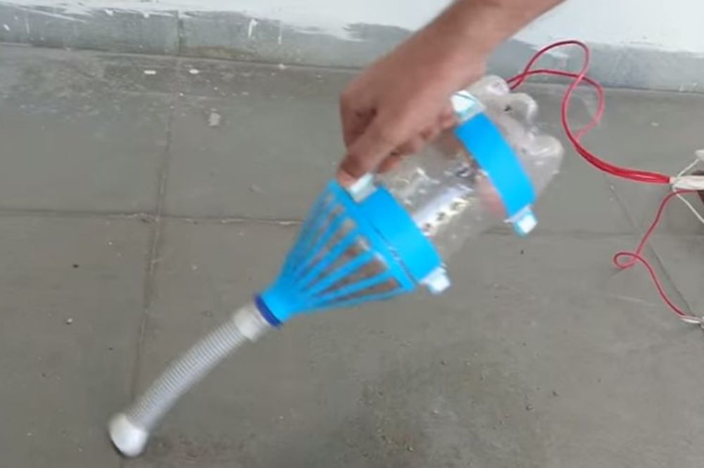 Genijalna stvar: Kako da napravite usisivač od obične plastične flaše (VIDEO)