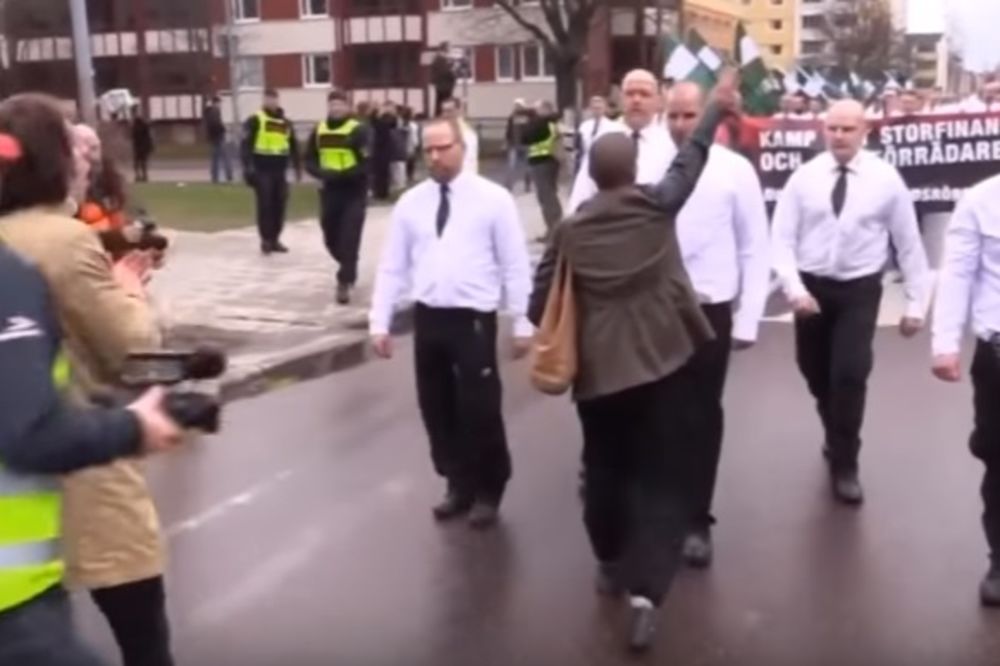 Fotografija koja je obišla svet: Jedna prkosna Šveđanka na 300 nacista! (VIDEO)