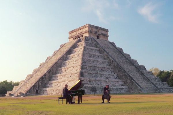 Kako izgleda koncert klavirdžija koji kidaju kroz džunglu? Kolosalno! (VIDEO)