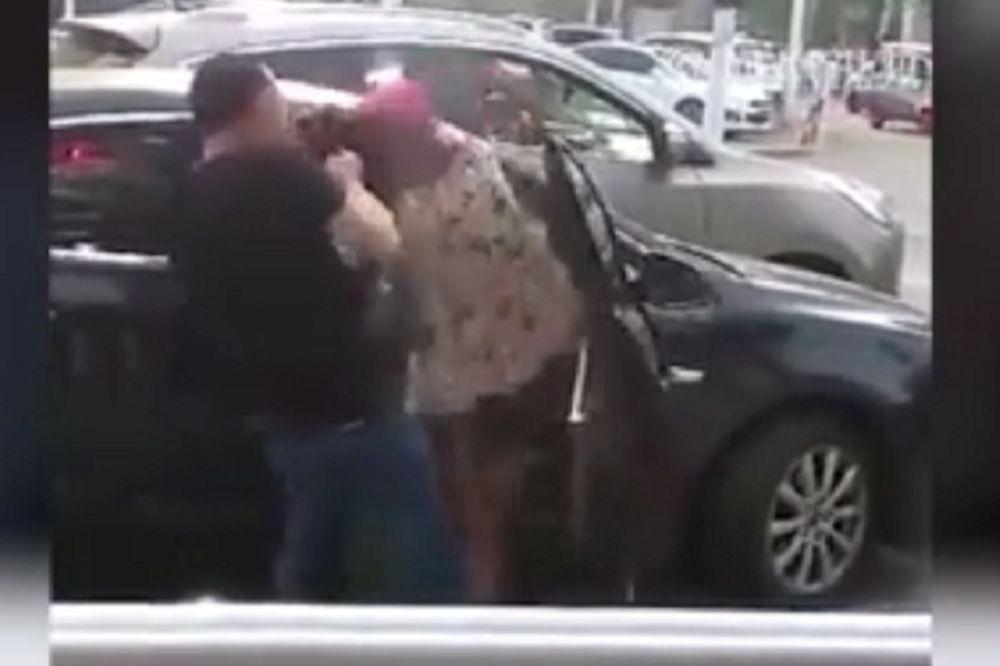 Muž brutalno pretukao ženu jer mu je napala ljubavnicu! (VIDEO)
