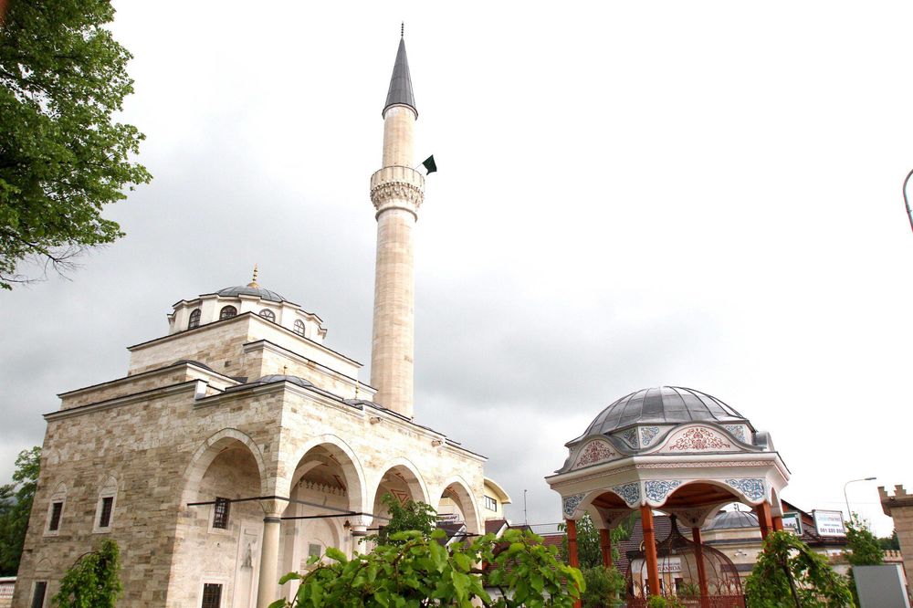 Neobičan Banjalučanin: Svaki dan pored nove džamije peva četničke pesme