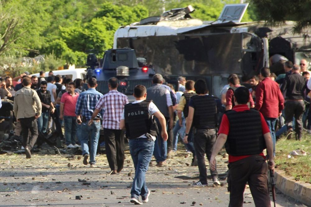 Eksplozija potresla Tursku: Povređeno 15 ljudi, uglavnom policajaca (FOTO) (VIDEO)