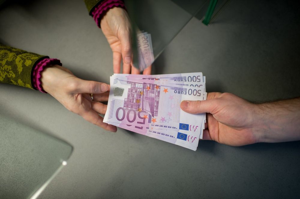 Oni najviše žale što novčanica od 500 evra ide u istoriju (FOTO) (GIF)