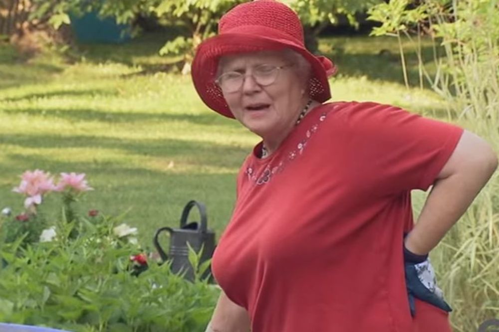 Šta je bre ovo? Brižni prolaznici pomagali baki da sahrani muža! (VIDEO)
