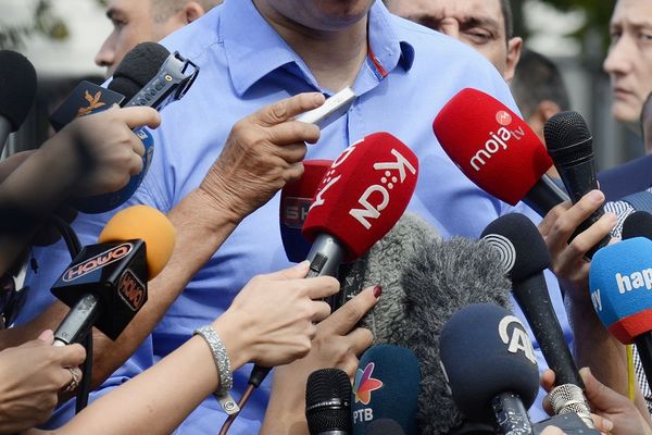Šta se dešava u Srbiji kad novinar političaru postavi nezgodno pitanje? (VIDEO)