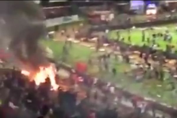 Haos u Turskoj: Huligani posle ispadanja svoje ekipe iz lige zapalili stadion! (VIDEO)