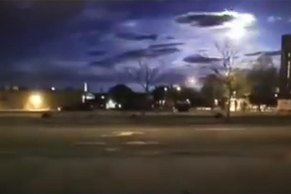 Šta je sad ovo? Velika vatrena lopta snimljena na nebu (VIDEO)