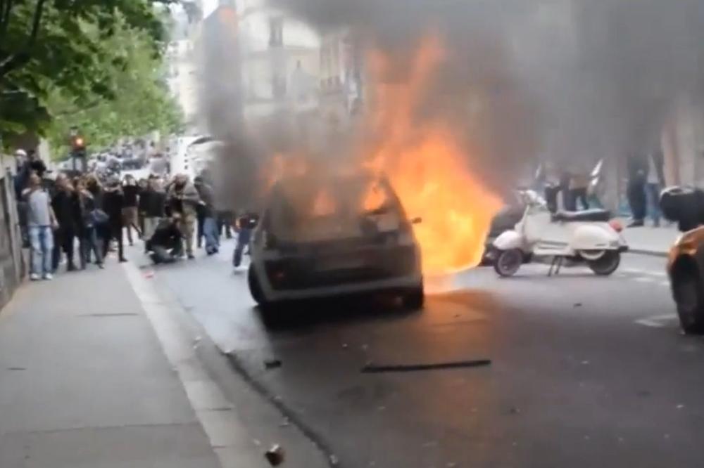 Plavci u plamenu: Demonstranti spalili policijski auto u Parizu! (VIDEO)
