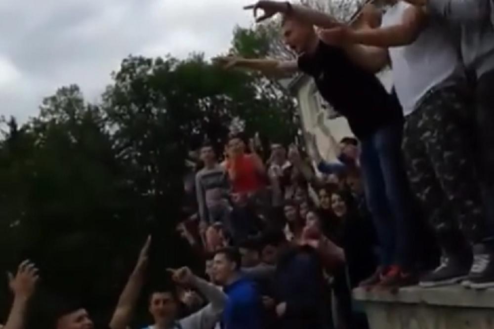 Oj Kosovo, Kosovo: Orilo se iz grla crnogorskih maturanata, a direktor im zato zvao policiju! (VIDEO)