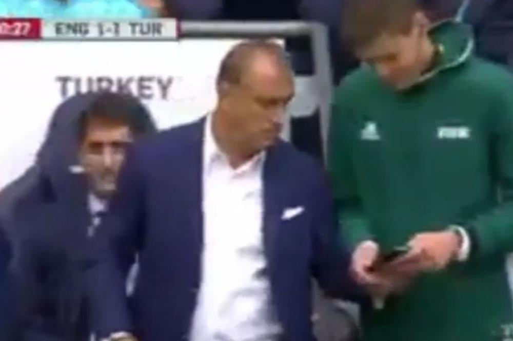Kec iz rukava: Turski selektor pokazivao sudiji preko telefona da je protivnik bio u ofsajdu! (VIDEO)