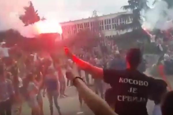 Pesme o Kosovu se opet orile Crnom Gorom: Ovako slave barski maturanti i nerviraju Mila! (VIDEO)