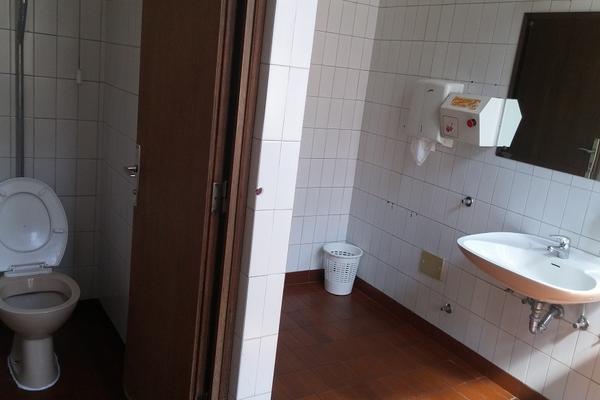 Oni nisu normalni: Pogledajte šta piše u toaletu AP Vojvodine! (FOTO)