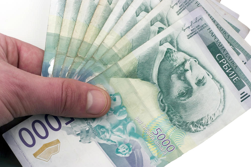 RADNICIMA U SRBIJI NA RAČUNE LEŽE 10.000 DINARA: Proverite da li ste na listi!