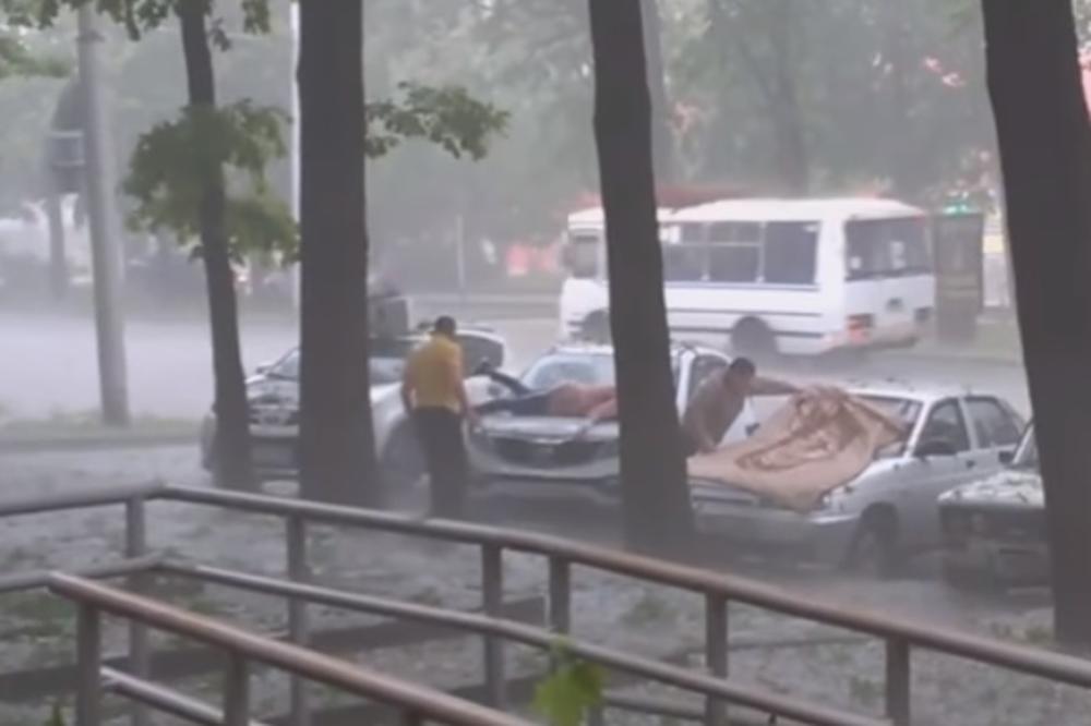 Pogledajte kako žena štiti svoj auto od grada, i ne osuđujte je (VIDEO)