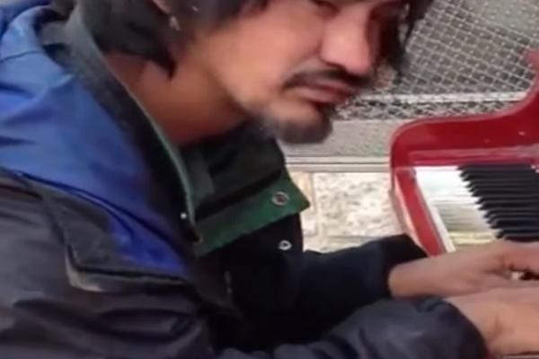 Kada je beskućnik, koji je tri decenije na ulici, zasvirao, svet je zaćutao (VIDEO)