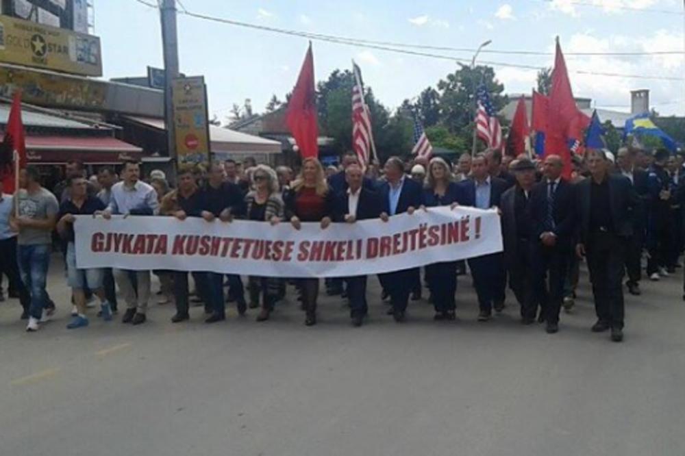 Stotine Albanaca protestuje u Dečanima zbog vraćanja zemlje manastiru (FOTO)