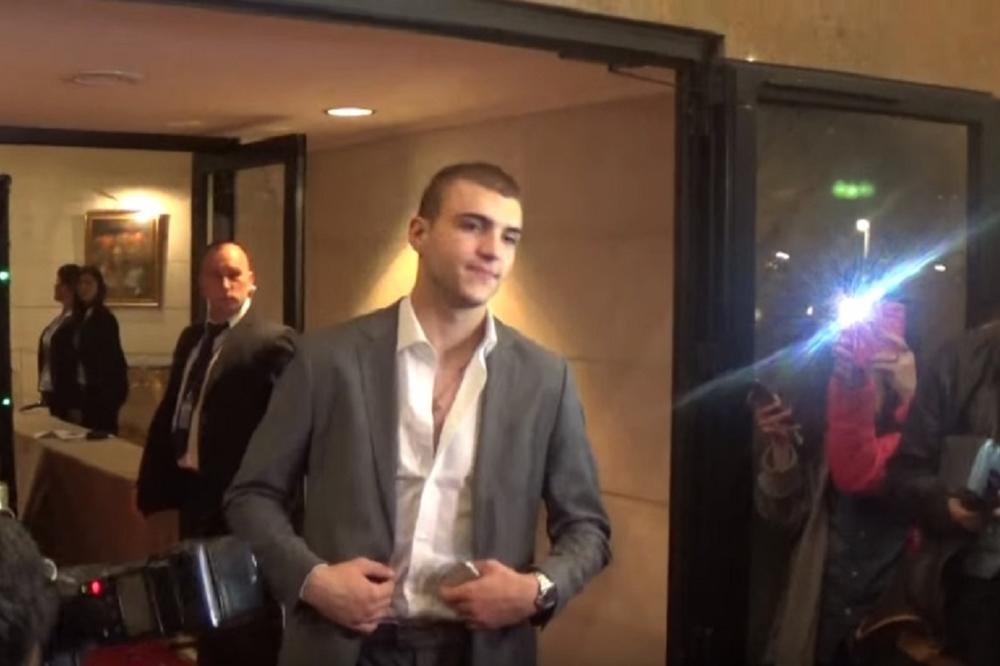 Snimak trenutka kad je Veljko ušao: Kako se suočio s hordom reportera i kome je namignuo?