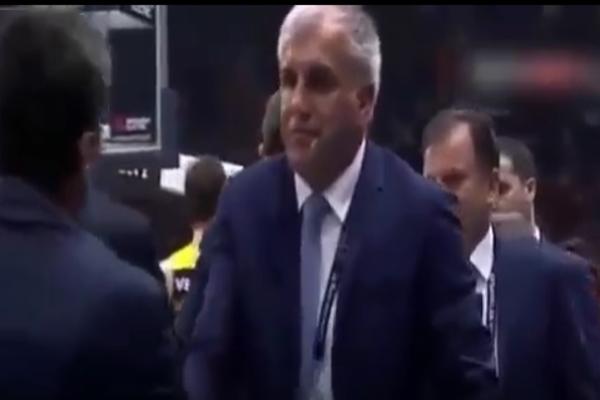 U trenutku kad se rukovao: Snimak kako je primitivac pljunuo Obradovića u lice! (VIDEO)