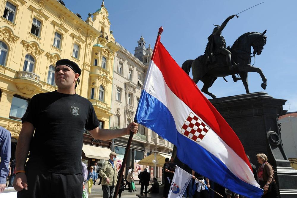 DIVLJALI U ZAGREBU: Srbija uputila notu Hrvatskoj zbog paljenja Novosti i ustaških simbola!