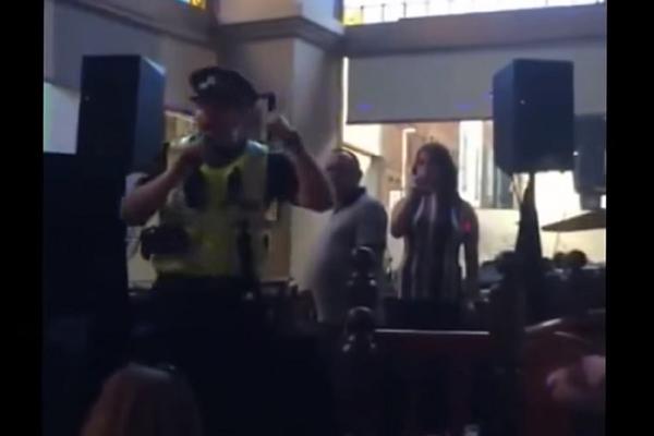 Uhapsio čoveka, pa pao u sevdah: Pogledajte kako pandur peva čuveni hit u kafani!(VIDEO)