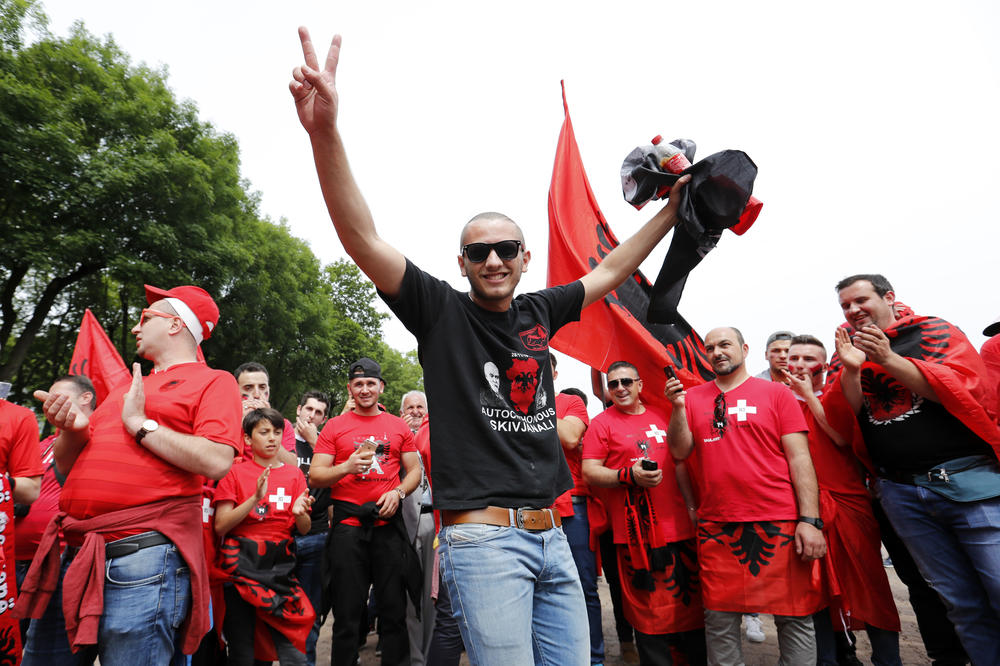 ALBANCI BESNI: Kako može Kosovo da bude srpsko?! Skandal u Ženevi zbog majica sa grbom Srbije! (FOTO)