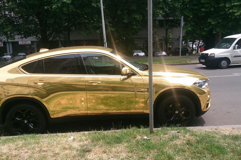 O zlatnom automobilu bruji ceo Beograd: Ovakav kič još niste videli (FOTO)