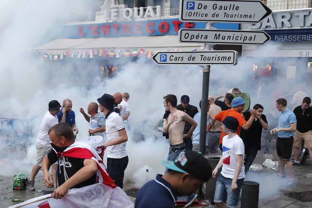 Da li je ovo najgluplji pokušaj UEFA da spreči tuče huligana i haos na EURO? (VIDEO)
