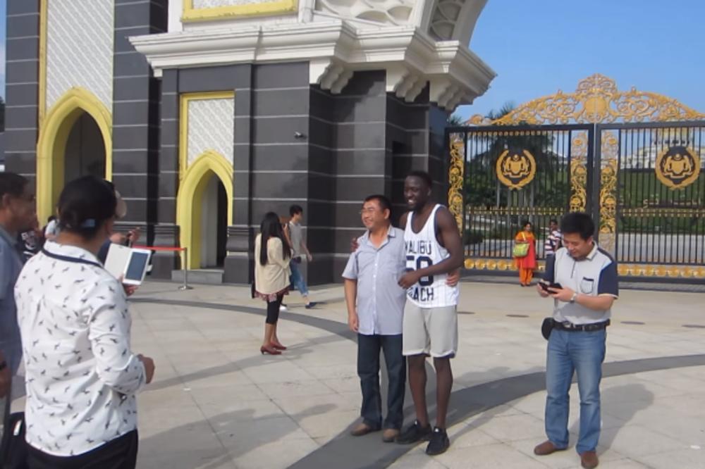 Šta rade Kinezi kada prvi put vide crnca? Nećete verovati! (VIDEO)