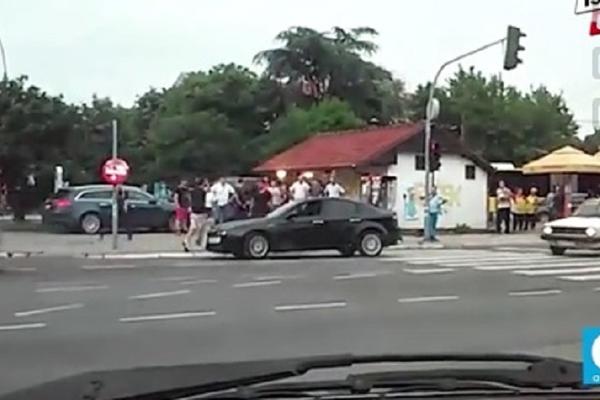 Tuča u Zemunu između vozača i pešaka: Zaleteo se sajlom na njih, pa ostao bez šoferke! (VIDEO)