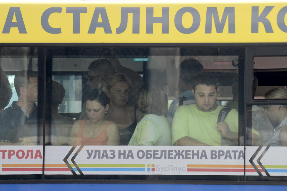 ZA SVE PARE! Devoka uradila nešto nenormalno u busu, putnici upali u blagi šok! (FOTO)