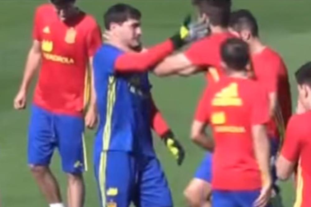 Kasiljas i Pike se šamarali na treningu Španaca! (VIDEO)