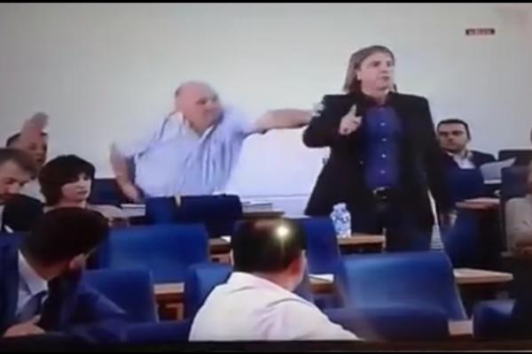 Mislite da su naši političari najgori? Pogledajte kako se makljaju bosanski! (VIDEO)