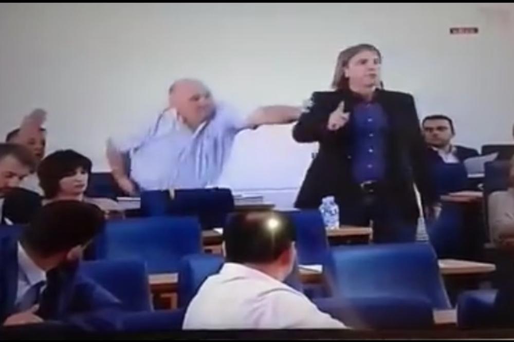Mislite da su naši političari najgori? Pogledajte kako se makljaju bosanski! (VIDEO)